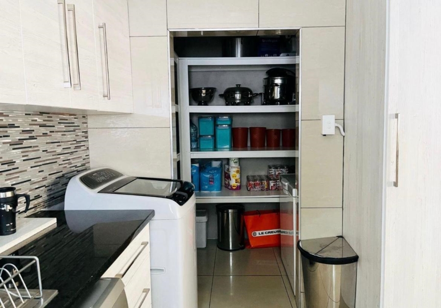 5 Bedroom Property for Sale in Paglande Western Cape